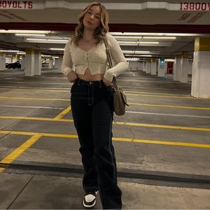 black aritzia cargo pants 🤍